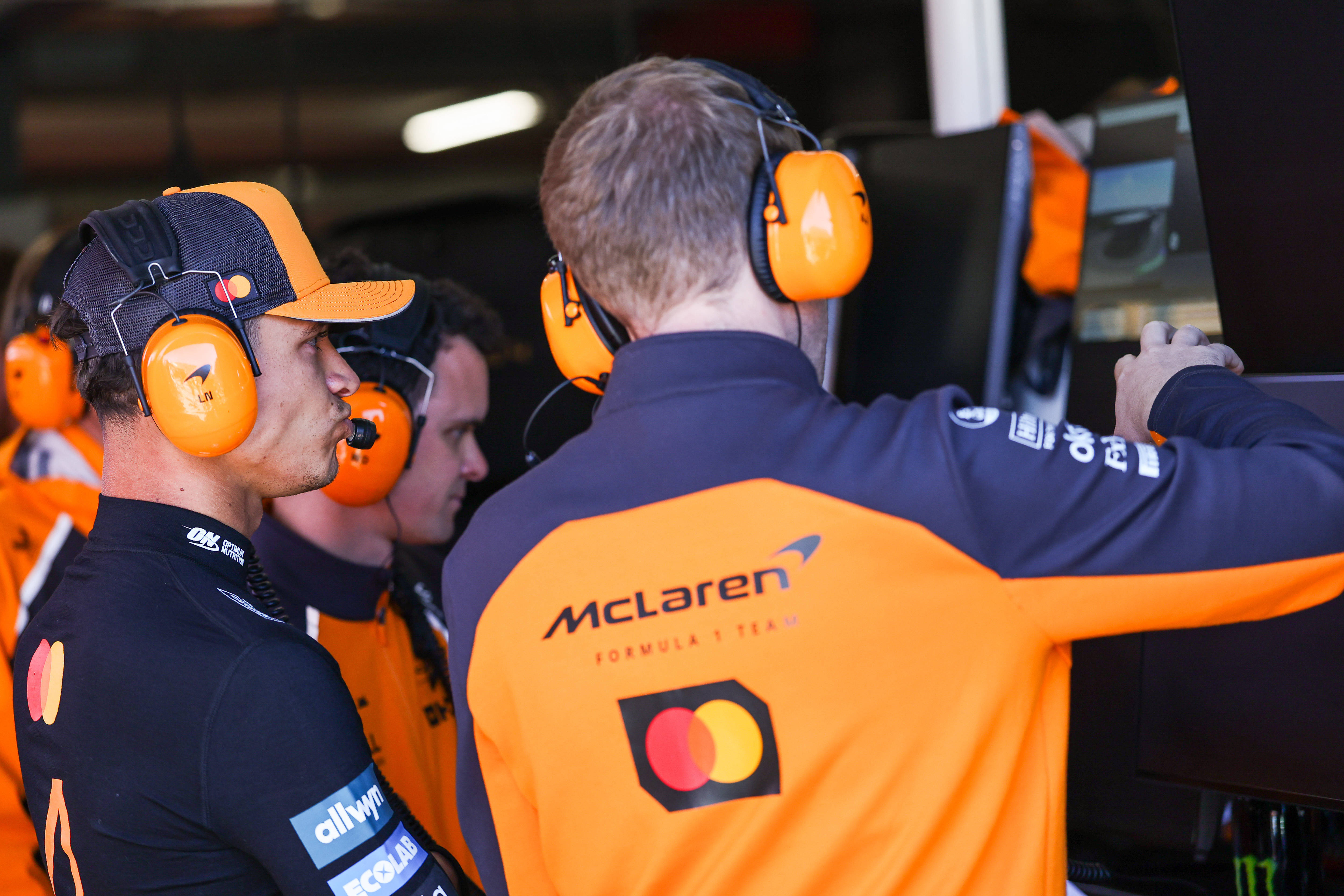 开云体育下载-阿斯顿马丁险胜红牛二队，皮亚斯特里扛起全队