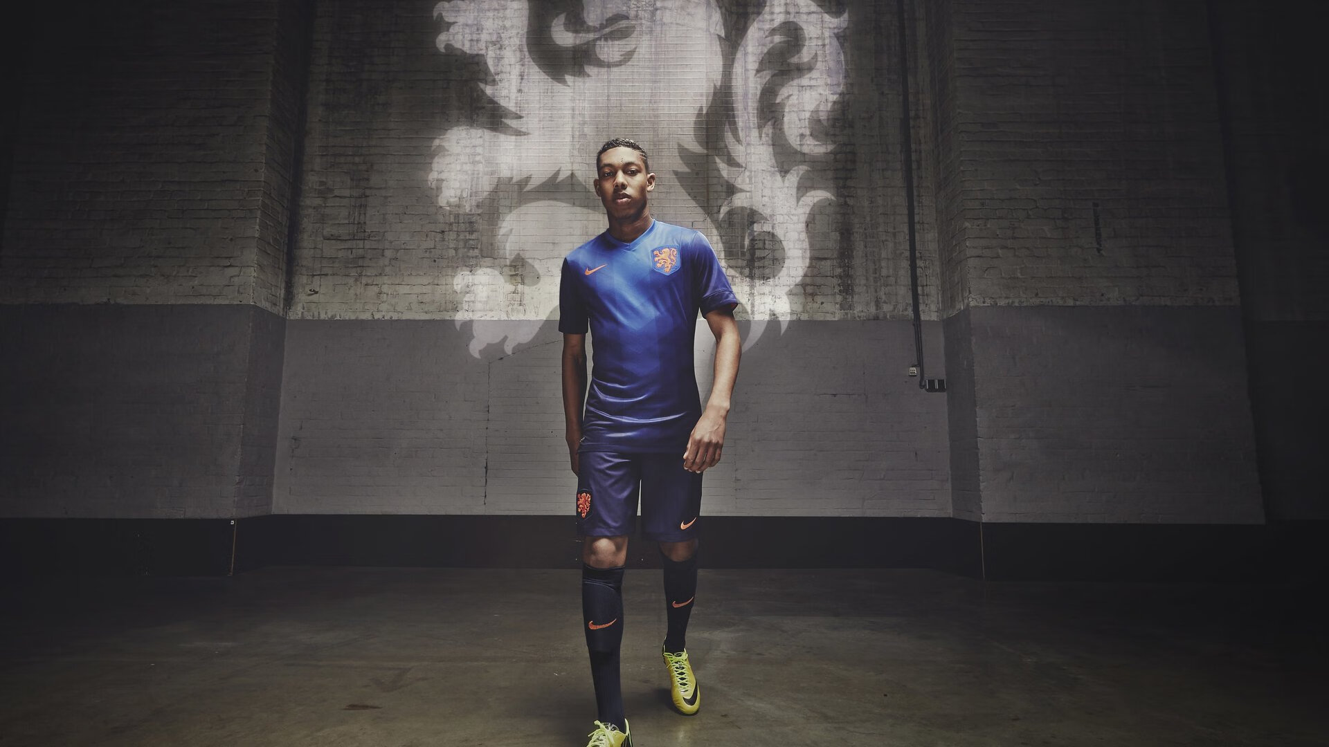 开云APP-跨界征服，AC米兰的绿茵智慧与若日尼奥的赛道狂飙