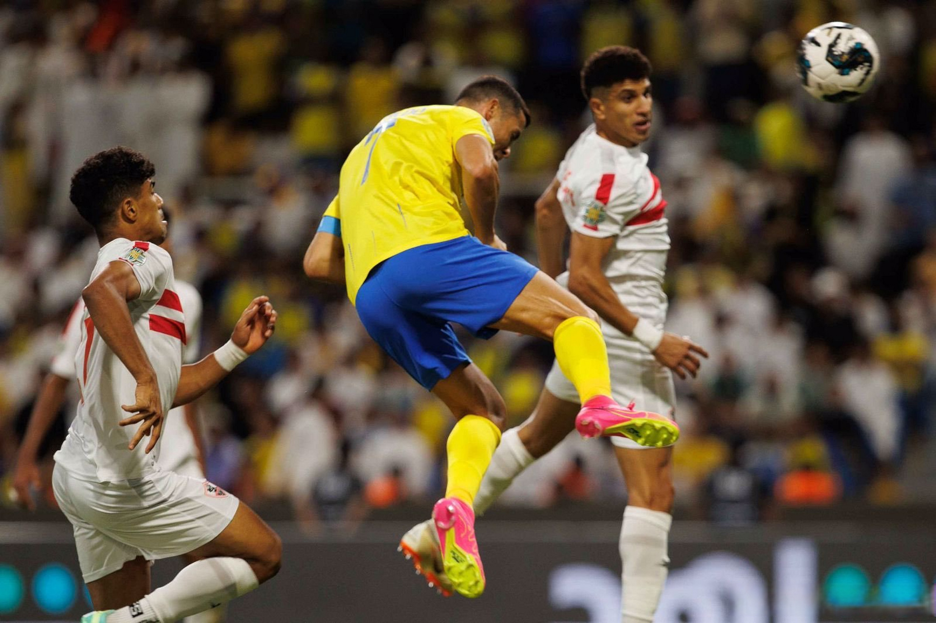 开云体育-刺激的足球比赛正在紧张进行